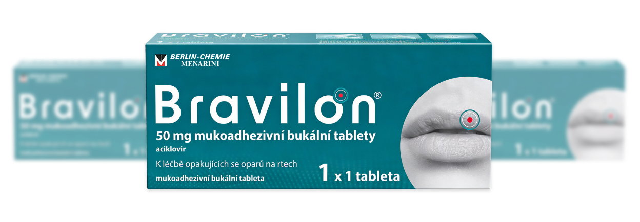 Bravilon® 50 mg, mukoadhezivní bukální tableta, aciklovir, balení 1×1 tableta s detailním záběrem na rty s vyznačeným místem aplikace při oparu.